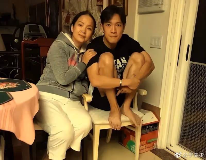呂麗萍美國慶63歲生日!與兒子張博宇4年未見,曝流落街頭撿垃圾