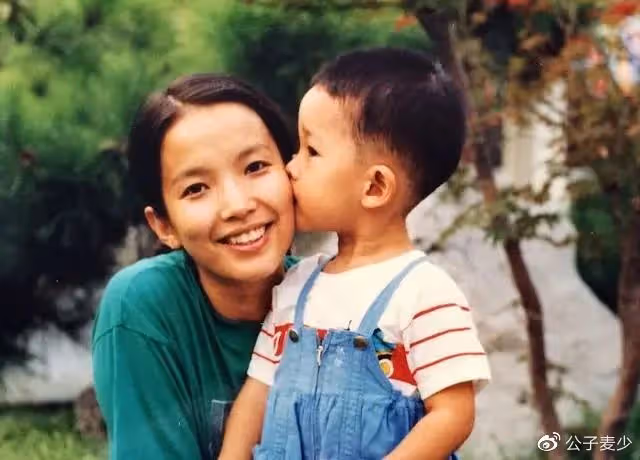 呂麗萍美國慶63歲生日！與兒子張博宇4年未見，曝流落街頭撿垃圾