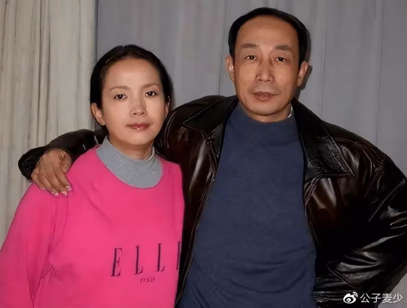 呂麗萍美國慶63歲生日！與兒子張博宇4年未見，曝流落街頭撿垃圾