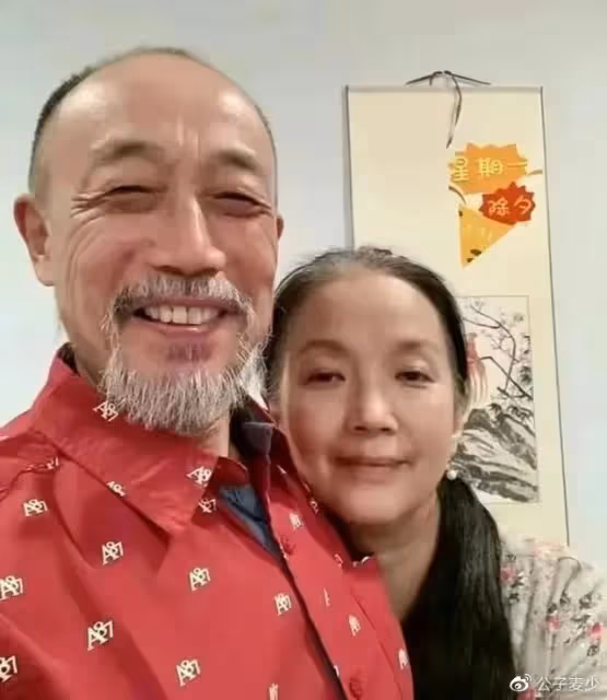 呂麗萍美國慶63歲生日！與兒子張博宇4年未見，曝流落街頭撿垃圾