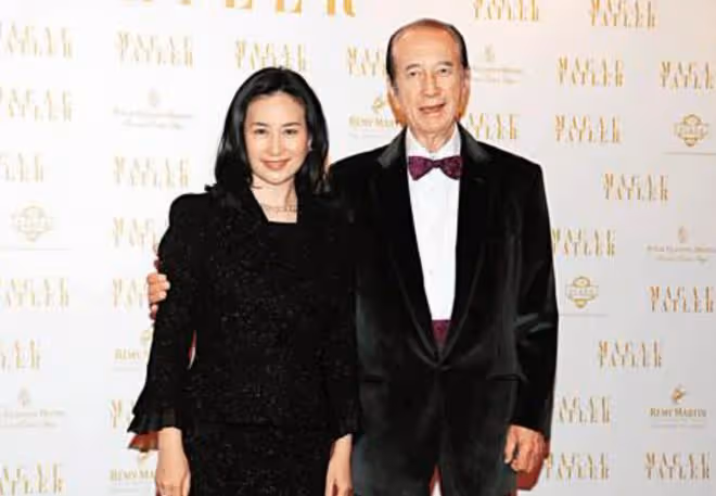 60歲何超瓊赴海口看秀,穿連體裙秀事業線,戴珍珠項鍊貴氣優雅