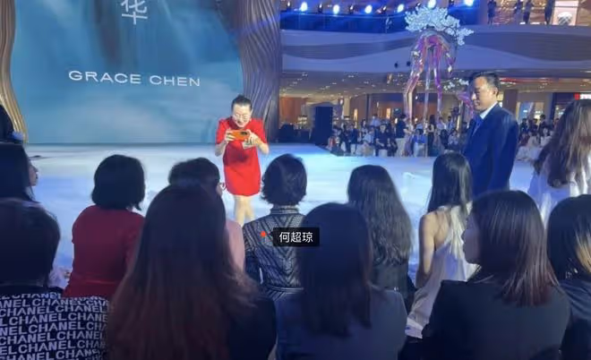 60歲何超瓊赴海口看秀,穿連體裙秀事業線,戴珍珠項鍊貴氣優雅