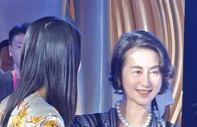 60歲何超瓊赴海口看秀,穿連體裙秀事業線,戴珍珠項鍊貴氣優雅