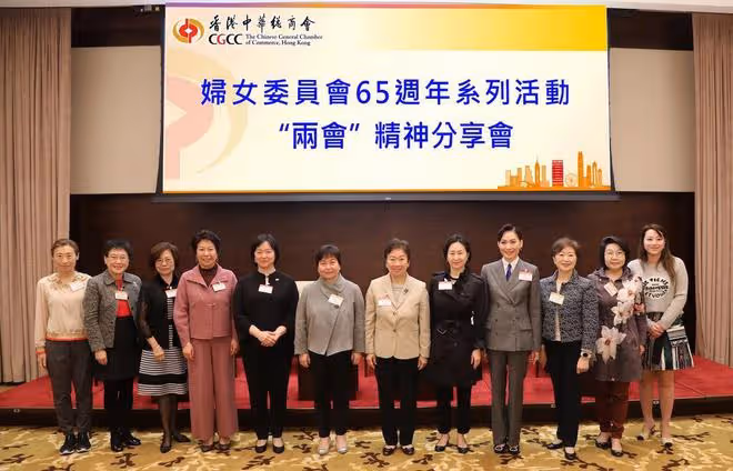 60歲何超瓊赴海口看秀,穿連體裙秀事業線,戴珍珠項鍊貴氣優雅
