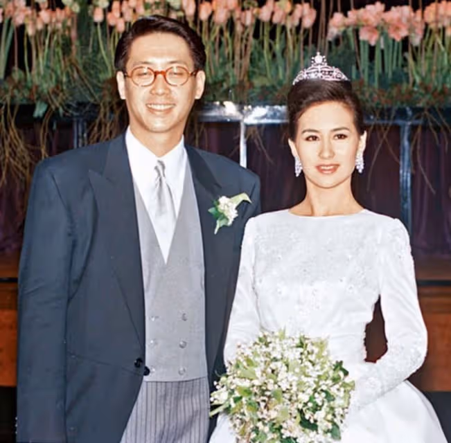 60歲何超瓊赴海口看秀,穿連體裙秀事業線,戴珍珠項鍊貴氣優雅