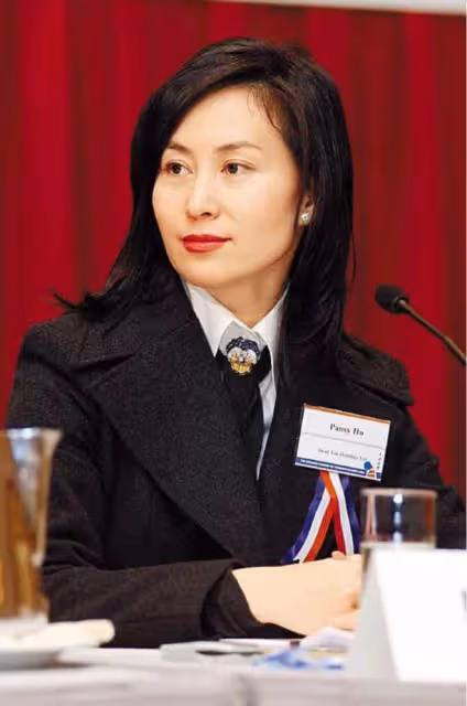 60歲何超瓊赴海口看秀,穿連體裙秀事業線,戴珍珠項鍊貴氣優雅