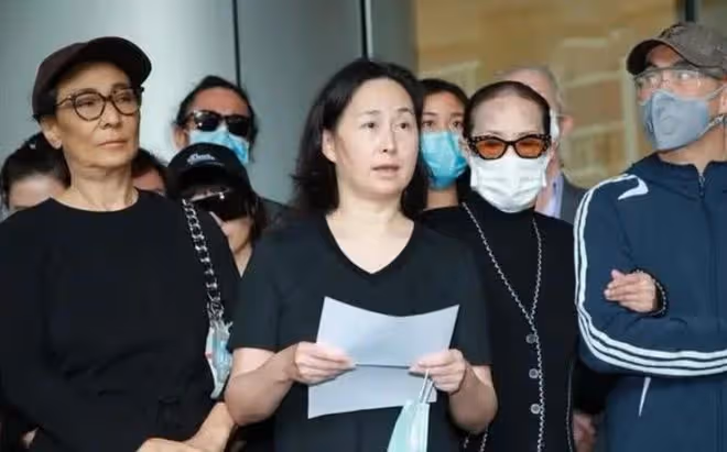 60歲何超瓊赴海口看秀,穿連體裙秀事業線,戴珍珠項鍊貴氣優雅
