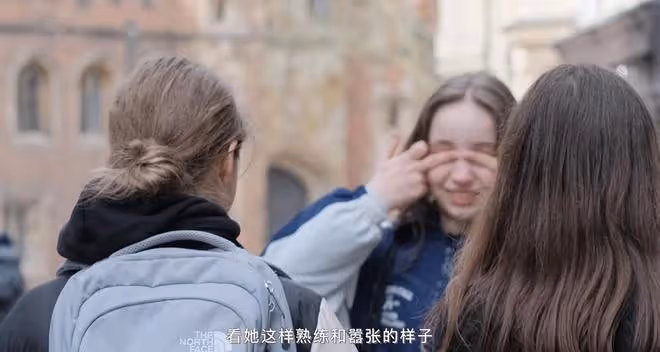 網紅在英國被歧視!勇敢反擊讓對方暴哭,暖評:背後是14億中國人