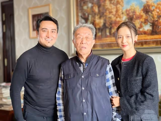 佟麗婭拜訪文化部原部長,素顏出鏡全程顯恭敬,和王蒙挽手合影
