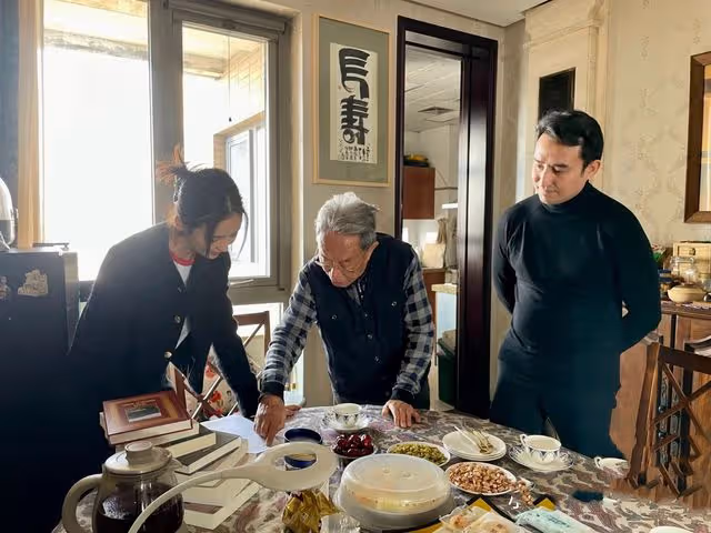 佟麗婭拜訪文化部原部長,素顏出鏡全程顯恭敬,和王蒙挽手合影
