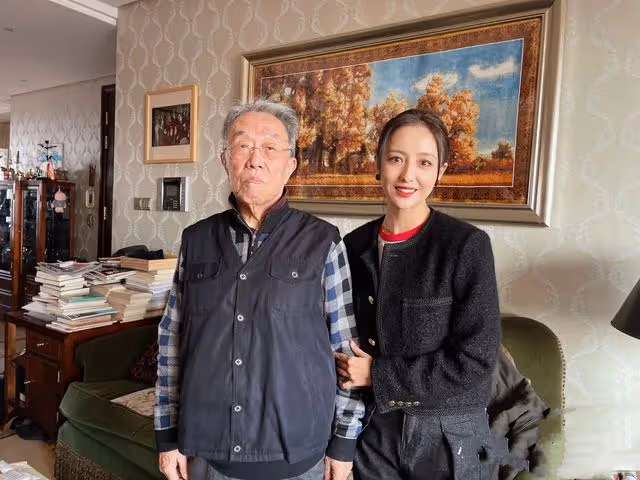佟麗婭拜訪文化部原部長,素顏出鏡全程顯恭敬,和王蒙挽手合影