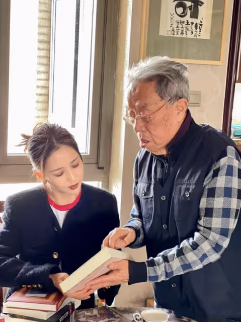 佟麗婭拜訪文化部原部長,素顏出鏡全程顯恭敬,和王蒙挽手合影