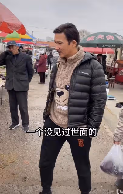 港星李子雄河北農村趕集!8元圍巾嫌貴,此前被小23歲老婆趕出門