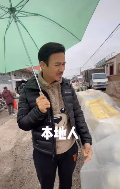 港星李子雄河北農村趕集!8元圍巾嫌貴,此前被小23歲老婆趕出門