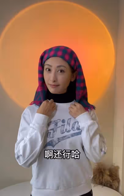 港星李子雄河北農村趕集!8元圍巾嫌貴,此前被小23歲老婆趕出門