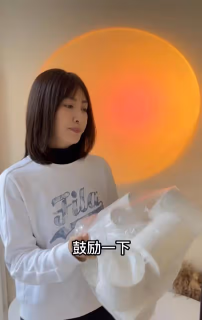 港星李子雄河北農村趕集!8元圍巾嫌貴,此前被小23歲老婆趕出門