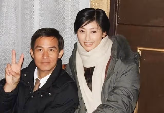 港星李子雄河北農村趕集!8元圍巾嫌貴,此前被小23歲老婆趕出門