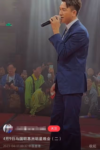 TVB視帝現身惠州商演!當眾彎腰接大媽的紅包,蹲地合影表現友善