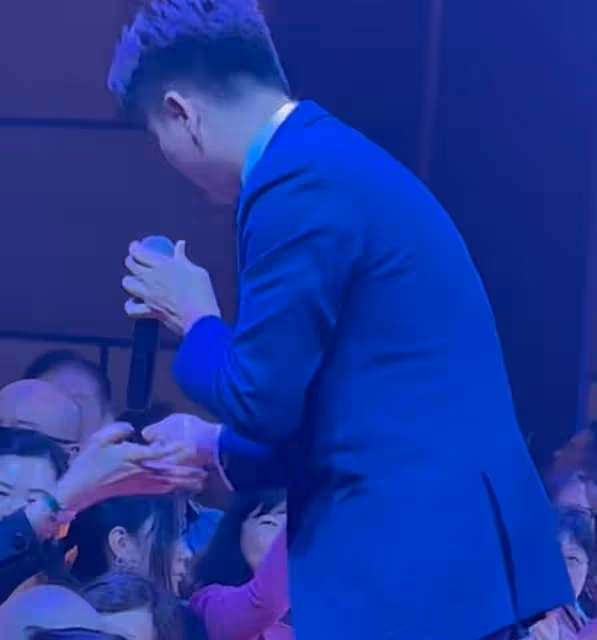 TVB視帝現身惠州商演!當眾彎腰接大媽的紅包,蹲地合影表現友善