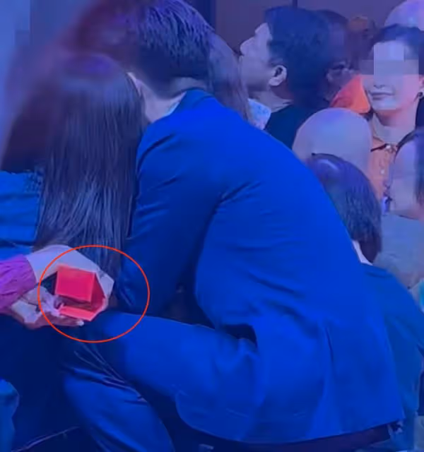 TVB視帝現身惠州商演!當眾彎腰接大媽的紅包,蹲地合影表現友善