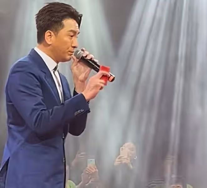 TVB視帝現身惠州商演!當眾彎腰接大媽的紅包,蹲地合影表現友善