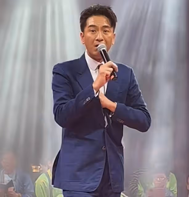 TVB視帝現身惠州商演!當眾彎腰接大媽的紅包,蹲地合影表現友善