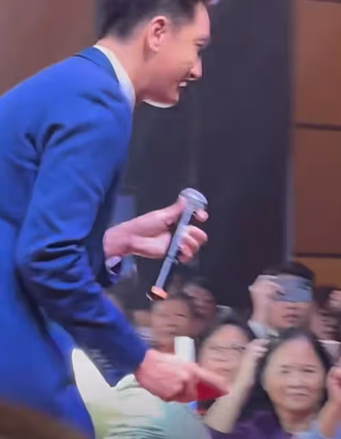 TVB視帝現身惠州商演!當眾彎腰接大媽的紅包,蹲地合影表現友善
