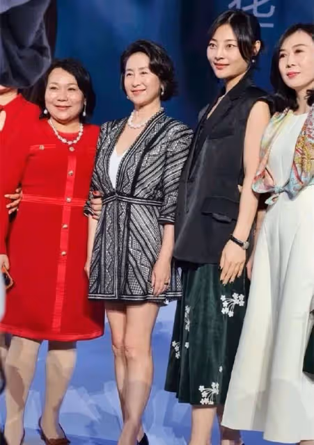 何超瓊現身海南狀態回春!穿短裙美腿吸睛,與一眾富婆同框氣質佳