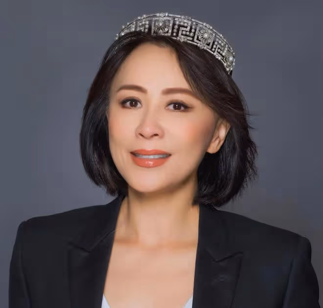何超瓊現身海南狀態回春!穿短裙美腿吸睛,與一眾富婆同框氣質佳