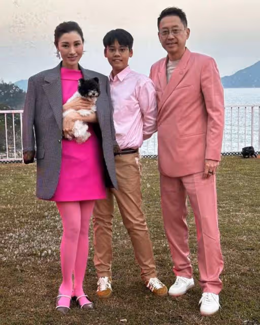 何超瓊現身海南狀態回春!穿短裙美腿吸睛,與一眾富婆同框氣質佳