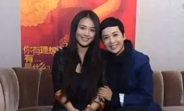 周冬雨任評委被罵上熱搜,黑歷史被扒:潛規則、坑閨蜜,不堪入目