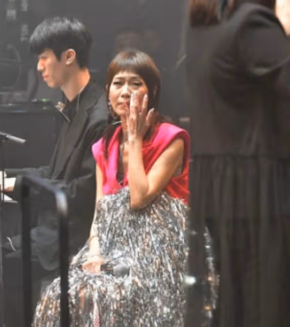 謝霆鋒51歲前女友開演唱會！身材消瘦變化大，邊哭邊唱自嘲很難看