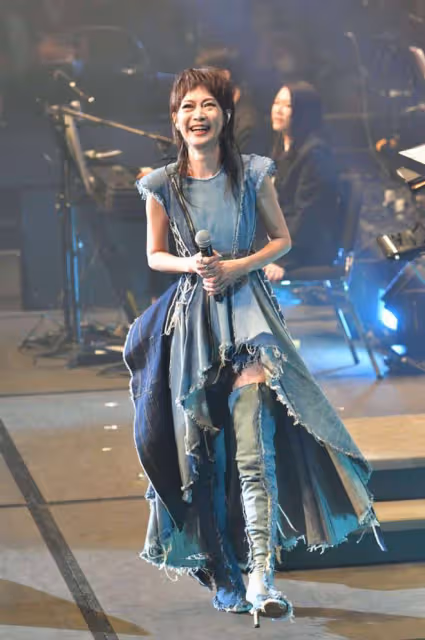 謝霆鋒51歲前女友開演唱會！身材消瘦變化大，邊哭邊唱自嘲很難看