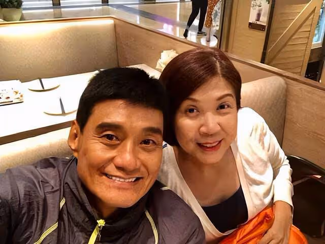 知名港星曬近況!回山東老家嘗遍美食,二婚妻子被指「小三」上位