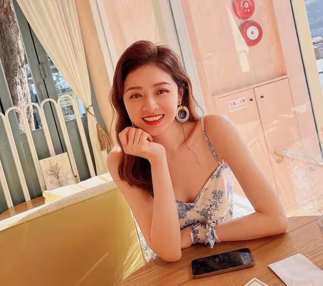 香港知名女星愛上空中瑜伽,大秀豐滿好身材,因裙子太透疑走光