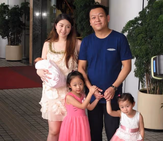 香港知名女星愛上空中瑜伽,大秀豐滿好身材,因裙子太透疑走光
