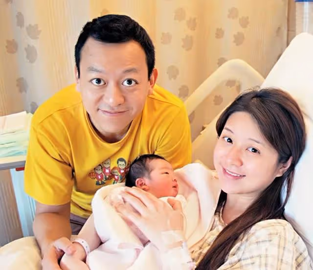 香港知名女星愛上空中瑜伽,大秀豐滿好身材,因裙子太透疑走光