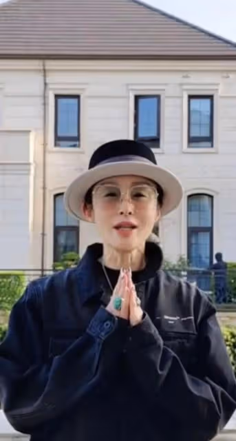 55歲張敏瘦到脫相!皮膚鬆弛頸紋明顯,與男友定居內地豪宅搶鏡