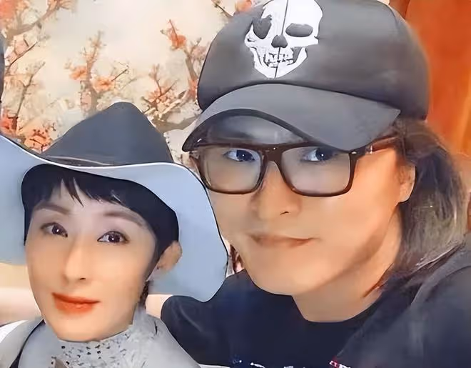 55歲張敏瘦到脫相!皮膚鬆弛頸紋明顯,與男友定居內地豪宅搶鏡