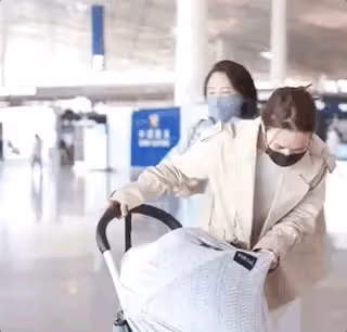 盧靖姍出發錄製浪姐4,在機場用英文哄7個月的女兒,婆婆一路隨行