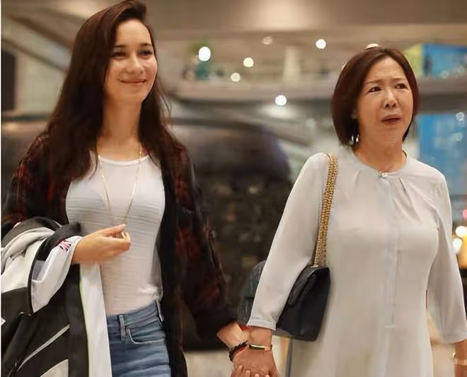 盧靖姍出發錄製浪姐4,在機場用英文哄7個月的女兒,婆婆一路隨行