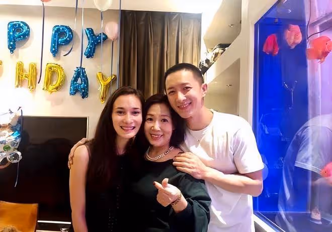 盧靖姍出發錄製浪姐4,在機場用英文哄7個月的女兒,婆婆一路隨行