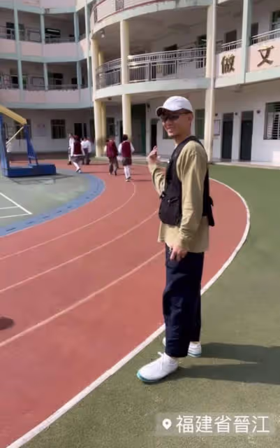 TVB視帝陪妻子回福建老家！探訪豪門岳父捐的學校，操場開心留影