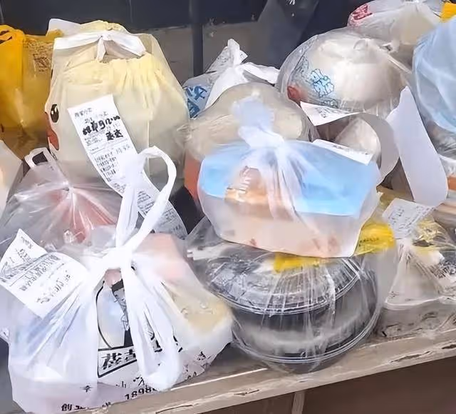 女子點500塊外賣，提前1小時取消仍被送達，商家：菜已做好沒法退