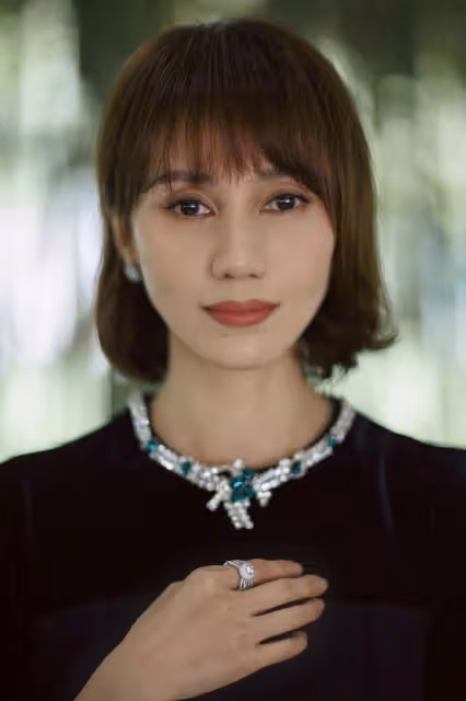 袁泉回湖北荊州母校真實顏值曝光，眼窩深陷滿臉褶子無女神氣質