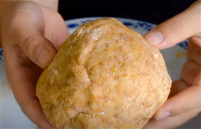 春天做點花生酥送親友，用麵粉就行，花生味濃不發膩，真好吃