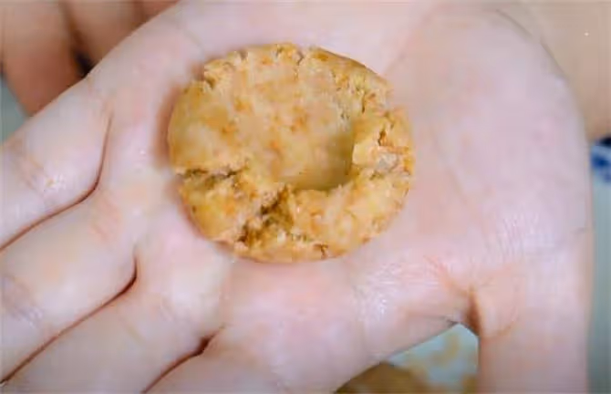 春天做點花生酥送親友，用麵粉就行，花生味濃不發膩，真好吃
