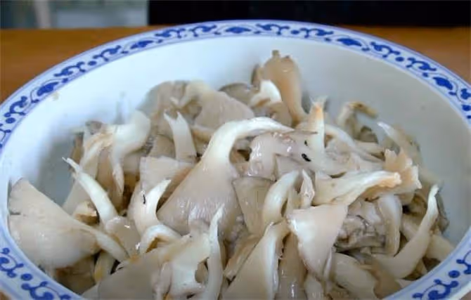 教你飯店炸蘑菇做法，只用麵粉還不夠，掌握黃金比例，酥脆不油膩