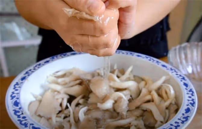教你飯店炸蘑菇做法，只用麵粉還不夠，掌握黃金比例，酥脆不油膩