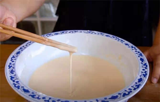 教你飯店炸蘑菇做法，只用麵粉還不夠，掌握黃金比例，酥脆不油膩